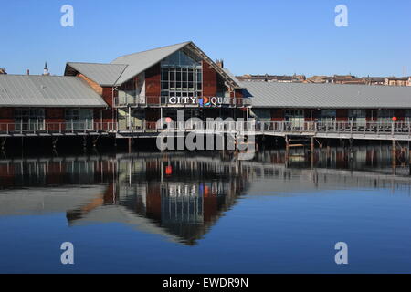 Dundee city quay in un giorno chiaro Foto Stock