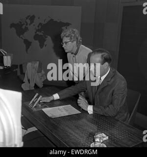 Deutscher Nachrichtensprecher Karl Heinz Köpcke, Deutschland 1960er Jahre. Notizie tedesca presenter Karl Heinz Koepcke, Germania 1960s. Foto Stock