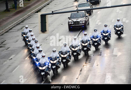 Berlino, Germania. Il 24 giugno 2015. Berlino, Germania. Il 23 giugno, 2015. Di polizia sulla moto, il cosiddetto 'topi bianchi' escort British Queen Elizabeth II e del Principe Filippo dopo il loro arrivo nel loro hotel a Brandenburger Tor a Berlino, Germania, 23 giugno 2015. La regina Elisabetta II e il Duca di Edimburgo sono arrivati per la loro quinta visita di Stato in Germania, che si svolge dal 23 al 26 giugno. Credito: dpa picture alliance/Alamy Live News Foto Stock