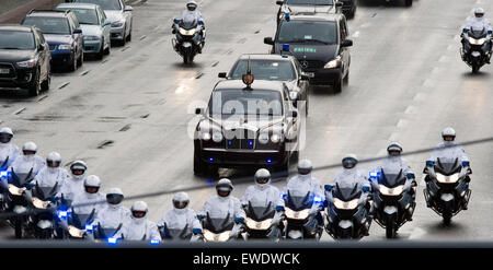 Berlino, Germania. Il 24 giugno 2015. Berlino, Germania. Il 23 giugno, 2015. Di polizia sulla moto, il cosiddetto 'topi bianchi' escort British Queen Elizabeth II e del Principe Filippo dopo il loro arrivo nel loro hotel a Brandenburger Tor a Berlino, Germania, 23 giugno 2015. La regina Elisabetta II e il Duca di Edimburgo sono arrivati per la loro quinta visita di Stato in Germania, che si svolge dal 23 al 26 giugno. Credito: dpa picture alliance/Alamy Live News Foto Stock