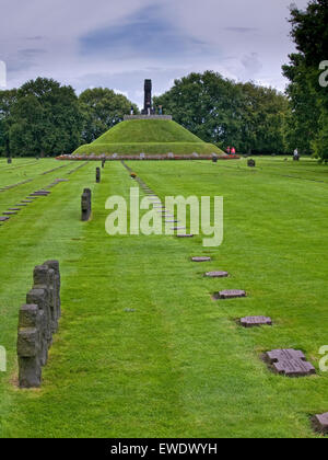 Ritratto verticale del cimitero militare tedesco dalla seconda guerra mondiale in La Cambe Normandie, Francia. Foto Stock