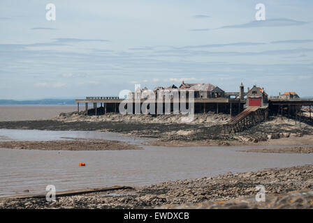 Immagine editoriale di Birnbeck Pier un edificio sul patrimonio al registro di rischio Foto Stock