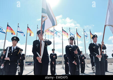 Gerusalemme, Israele. Il 24 giugno 2015. Knesset Guardia d'onore ceremoniously accoglie Bundestag tedesco Presidente dott. Norbert Lammert. Lammert ha visitato la Knesset, il Parlamento israeliano, come ospite del Presidente della Knesset, Yoel - Yuli Edelstein per contrassegnare 50 anni poiché lo stabilimento di relazioni diplomatiche tra Israele e la Germania. Credito: Nir Alon/Alamy Live News Foto Stock