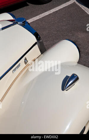 Dettaglio del parafango anteriore del MG TF 1500 in inglese antico bianco rosso con interni in pelle Foto Stock