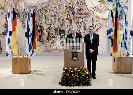 Gerusalemme, Israele. Il 24 giugno 2015. Bundestag tedesco Presidente dott. Norbert Lammert segni la Knesset guestbook come Knesset Speaker YOEL EDELSTEIN stand by. Lammert ha visitato la Knesset, il Parlamento israeliano, come Edelstein's guest per contrassegnare 50 anni poiché lo stabilimento di relazioni diplomatiche tra Israele e la Germania. Credito: Nir Alon/Alamy Live News Foto Stock