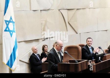 Gerusalemme, Israele. Il 24 giugno 2015. Bundestag tedesco Presidente dott. Norbert Lammert risolve la Knesset plenum. Lammert ha visitato la Knesset, il parlamento israeliano per contrassegnare i 50 anni dall'istituzione di relazioni diplomatiche tra Israele e la Germania. Credito: Nir Alon/Alamy Live News Foto Stock