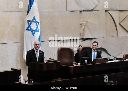 Gerusalemme, Israele. Il 24 giugno 2015. Bundestag tedesco Presidente dott. Norbert Lammert risolve la Knesset plenum. Lammert ha visitato la Knesset, il parlamento israeliano per contrassegnare i 50 anni dall'istituzione di relazioni diplomatiche tra Israele e la Germania. Credito: Nir Alon/Alamy Live News Foto Stock