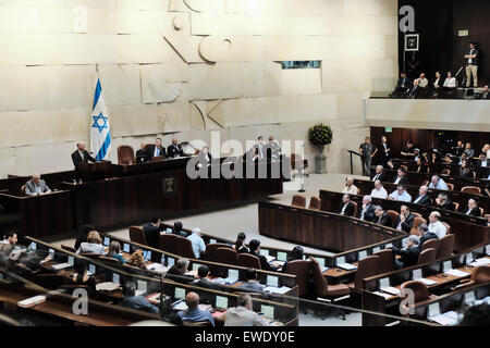 Gerusalemme, Israele. Il 24 giugno 2015. Bundestag tedesco Presidente dott. Norbert Lammert risolve la Knesset plenum. Lammert ha visitato la Knesset, il parlamento israeliano per contrassegnare i 50 anni dall'istituzione di relazioni diplomatiche tra Israele e la Germania. Credito: Nir Alon/Alamy Live News Foto Stock