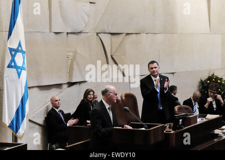 Gerusalemme, Israele. Il 24 giugno 2015. Bundestag tedesco Presidente dott. Norbert Lammert riceve una standing ovation dopo aver affrontato la Knesset plenum. Lammert ha visitato la Knesset, il parlamento israeliano per contrassegnare i 50 anni dall'istituzione di relazioni diplomatiche tra Israele e la Germania. Credito: Nir Alon/Alamy Live News Foto Stock