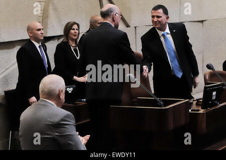 Gerusalemme, Israele. Il 24 giugno 2015. Bundestag tedesco Presidente dott. Norbert Lammert riceve una standing ovation dopo aver affrontato la Knesset plenum. Lammert ha visitato la Knesset, il parlamento israeliano per contrassegnare i 50 anni dall'istituzione di relazioni diplomatiche tra Israele e la Germania. Credito: Nir Alon/Alamy Live News Foto Stock