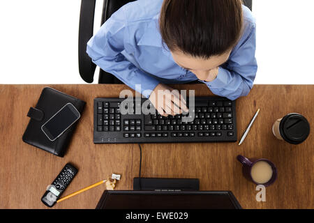 Donna che lavorano presso la sua scrivania tiro da birds eye view Foto Stock