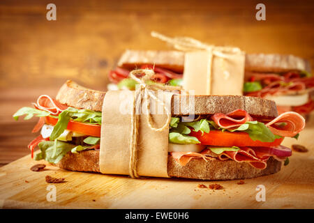 Panini con pancetta in backgroud vintage Foto Stock