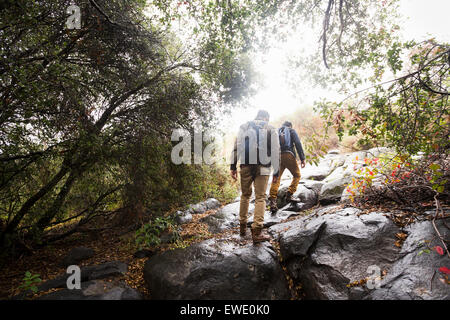 Due giovani uomini che trasportano zaini escursionismo Foto Stock