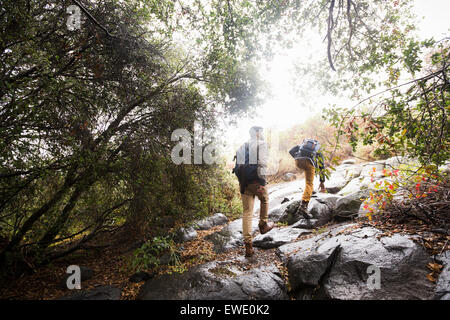 Due giovani uomini che trasportano zaini escursionismo Foto Stock