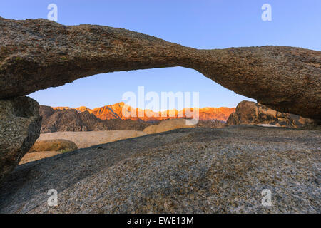 Sunrise al tornio Arch in Alabama Hills con la vista verso la Sierra Nevada, in California, Stati Uniti d'America. Foto Stock
