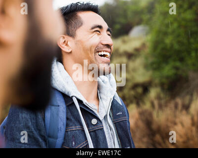 Due uomini, uno a ridere con la sua testa indietro Foto Stock