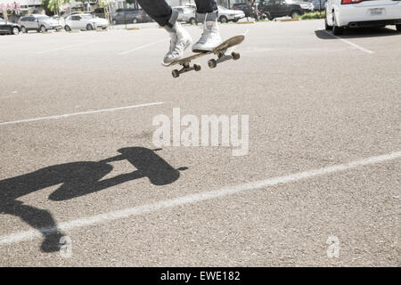 Giovane uomo lo skateboard in un parcheggio urbano per la città la vita Foto Stock