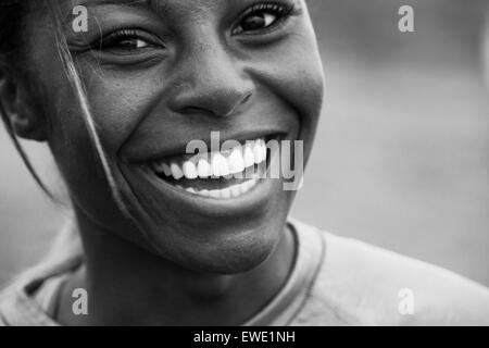 Un sorridente giovane nero donna faccia vitalità Foto Stock