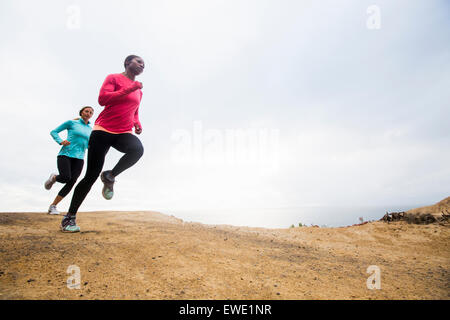Due donne a fare jogging lungo la costa in esercizio Foto Stock