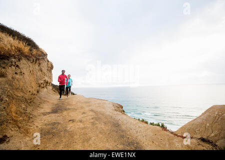 Due donne percorso jogging sul sentiero costiero Foto Stock