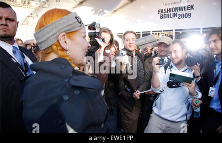 Luglio 19, 2008 - BERLINO: Vivienne Westwood al fashion fair " Settimana della moda di Berlino', Bebelplatz, Berlino. Foto Stock