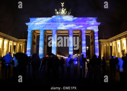 Ottobre 18, 2013 - BERLINO: si accende la spia Porta di Brandeburgo alla Pariser Platz a Berlino Mitte durante il "Festival delle Luci' Foto Stock