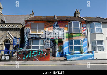 Brighton Regno Unito Giugno 2015 - Case in viadotto Road ornato da grandi dipinti murali dal famoso artista di graffiti AroeMSK dopo la Brighton e Hove City Council ha inviato lettere ai residenti di abete rosso fino le loro proprietà Foto Stock