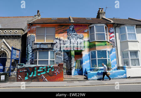 Brighton Regno Unito Giugno 2015 - Case in viadotto Road ornato da grandi dipinti murali dal famoso artista di graffiti AroeMSK dopo la Brighton e Hove City Council ha inviato lettere ai residenti di abete rosso fino le loro proprietà Foto Stock