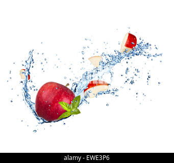 Rosso fresco apple in acqua splash isolato su bianco backround Foto Stock