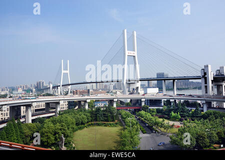 Lo skyline di Shanghai Repubblica popolare cinese cinese Fiume Ponte Foto Stock