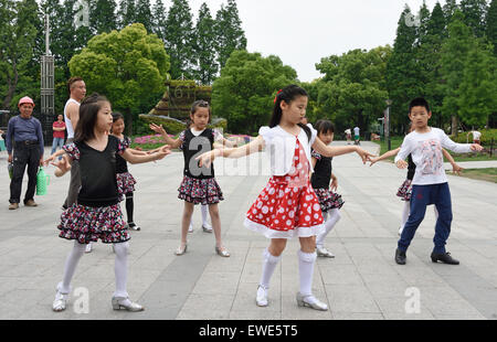 Ragazze che ballano classe la Shanghai Giardino Botanico Xuhui District cinese Cina Foto Stock