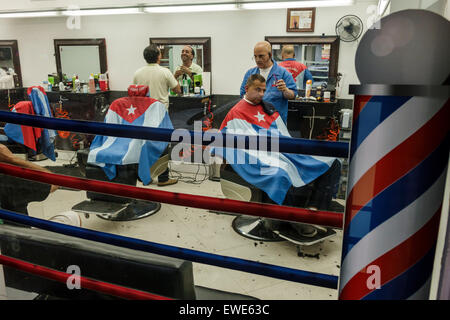 Miami Florida,Little Havana,Gamboa Barber Shop,Bandiera cubana,uomo ispanico maschio,taglio capelli,cliente,interno,FL150324012 Foto Stock