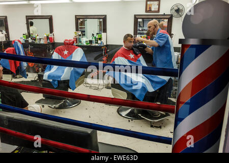 Miami Florida,Little Havana,Gamboa Barber Shop,Bandiera cubana,uomo ispanico maschio,taglio capelli,cliente,interno,FL150324013 Foto Stock