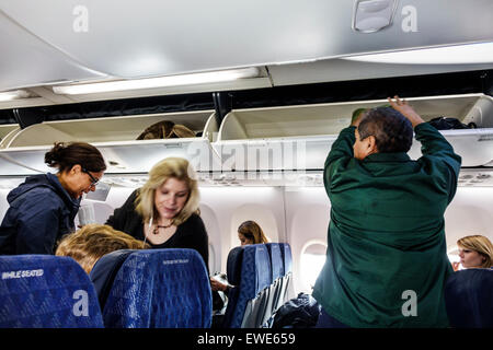 Miami Florida,Aeroporto Internazionale,mia,American Airlines,aereo aereo aereo aereo aereo aereo aereo aereo aereo commerciale aereo aereo aereo aereo,aereo,volo,imbarco,passeggero pass Foto Stock