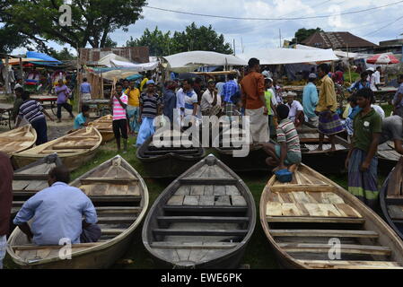 Barca maker visualizzare la barca di legno per la vendita al mercato Kaikkarateke , Narayanganj distretto in Bangladesh. Il 21 giugno 2015 Foto Stock