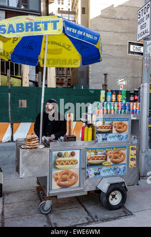 New York City,NY NYC,Manhattan,Lower,Financial District,sidewalk Street foodstall,bancarelle,stand,stand,venditore,venditori,mercantile,mercato,mercato,hot d Foto Stock