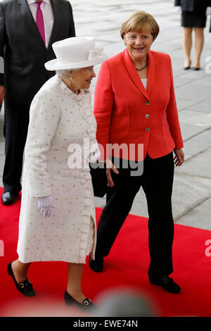 Berlino, Germania. Il 24 giugno 2015. la regina Elisabetta II e del principe Filippo è accogliente dal cancelliere tedesco Angela Merkel alla Cancelleria tedesca di Berlino in Germania il 24 giugno 2015. Credito: reynaldo chaib paganelli/alamy live news Foto Stock