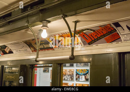 Dettaglio della pubblicità su un BMT di tipo D treno Triplex, in uso da 1927-1965, come essa si sposta dalla NY Museo di transito su un breve periodo alla stazione Hoyt-Schermerhorn in occasione del centenario del transito Brooklyn-Manhattan Corp. (BMT). Il BMT ha aperto il taglio del tempo di transito di Manhattan a Coney Island a 48 minuti e stimolato lo sviluppo di ciò che è stato poi Brooklyn rurale. La MTA sarà in esecuzione i treni come parte della celebrazione del centenario il 27 giugno e 28 dalla spiaggia di Brighton stazione a Coney Island. (© Richard B. Levine) Foto Stock