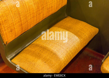 Dettaglio del rattan iconica sedi su un BMT di tipo D treno Triplex, in uso da 1927-1965, come essa si sposta dalla NY Museo di transito su un breve periodo alla stazione Hoyt-Schermerhorn in occasione del centenario del transito Brooklyn-Manhattan Corp. (BMT). Il BMT ha aperto il taglio del tempo di transito di Manhattan a Coney Island a 48 minuti e stimolato lo sviluppo di ciò che è stato poi Brooklyn rurale. La MTA sarà in esecuzione i treni come parte della celebrazione del centenario il 27 giugno e 28 dalla spiaggia di Brighton stazione a Coney Island. (© Richard B. Levine) Foto Stock