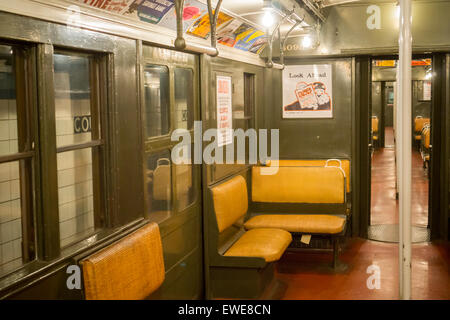 Un BMT di tipo D treno Triplex, in uso da 1927-1965, viaggia dal NY Museo di transito su un breve periodo alla stazione Hoyt-Schermerhorn in occasione del centenario del transito Brooklyn-Manhattan Corp. (BMT). Il BMT ha aperto il taglio del tempo di transito di Manhattan a Coney Island a 48 minuti e stimolato lo sviluppo di ciò che è stato poi Brooklyn rurale. La MTA sarà in esecuzione i treni come parte della celebrazione del centenario il 27 giugno e 28 dalla spiaggia di Brighton stazione a Coney Island. (© Richard B. Levine) Foto Stock