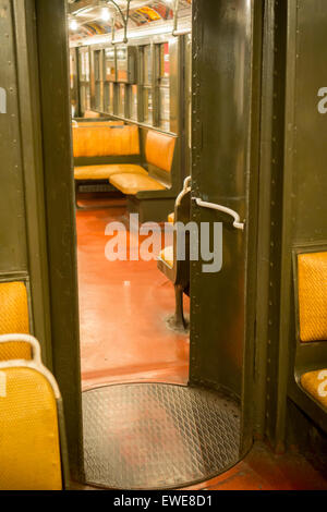 Un BMT di tipo D treno Triplex con collegamento articolato tra automobili, viaggi dalla NY Museo di transito su un breve periodo alla stazione Hoyt-Schermerhorn in occasione del centenario del transito Brooklyn-Manhattan Corp. (BMT). Il BMT ha aperto il taglio del tempo di transito di Manhattan a Coney Island a 48 minuti e stimolato lo sviluppo di ciò che è stato poi Brooklyn rurale. La MTA sarà in esecuzione i treni come parte della celebrazione del centenario il 27 giugno e 28 dalla spiaggia di Brighton stazione a Coney Island. (© Richard B. Levine) Foto Stock