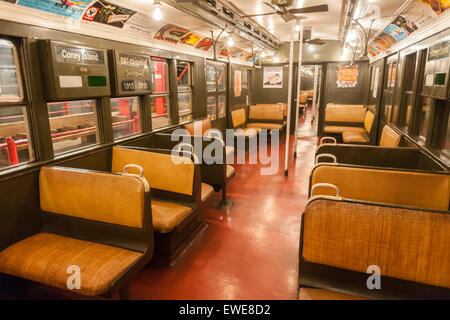 Un BMT di tipo D treno Triplex, in uso da 1927-1965, viaggia dal NY Museo di transito su un breve periodo alla stazione Hoyt-Schermerhorn in occasione del centenario del transito Brooklyn-Manhattan Corp. (BMT). Il BMT ha aperto il taglio del tempo di transito di Manhattan a Coney Island a 48 minuti e stimolato lo sviluppo di ciò che è stato poi Brooklyn rurale. La MTA sarà in esecuzione i treni come parte della celebrazione del centenario il 27 giugno e 28 dalla spiaggia di Brighton stazione a Coney Island. (© Richard B. Levine) Foto Stock