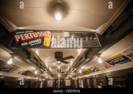 Dettaglio della pubblicità di facsimile e ventole su un BMT di tipo D treno Triplex, in uso da 1927-1965, come essa si sposta dalla NY Museo di transito su un breve periodo alla stazione Hoyt-Schermerhorn in occasione del centenario del transito Brooklyn-Manhattan Corp. (BMT). Il BMT ha aperto il taglio del tempo di transito di Manhattan a Coney Island a 48 minuti e stimolato lo sviluppo di ciò che è stato poi Brooklyn rurale. La MTA sarà in esecuzione i treni come parte della celebrazione del centenario il 27 giugno e 28 dalla spiaggia di Brighton stazione a Coney Island. (© Richard B. Levine) Foto Stock