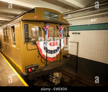 Un BMT di tipo D treno Triplex, in uso da 1927-1965, viaggia dal NY Museo di transito su un breve periodo alla stazione Hoyt-Schermerhorn in occasione del centenario del transito Brooklyn-Manhattan Corp. (BMT). Il BMT ha aperto il taglio del tempo di transito di Manhattan a Coney Island a 48 minuti e stimolato lo sviluppo di ciò che è stato poi Brooklyn rurale. La MTA sarà in esecuzione i treni come parte della celebrazione del centenario il 27 giugno e 28 dalla spiaggia di Brighton stazione a Coney Island. (© Richard B. Levine) Foto Stock