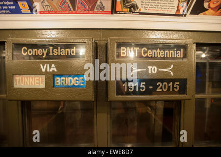 Un BMT di tipo D treno Triplex, in uso da 1927-1965, viaggia dal NY Museo di transito su un breve periodo alla stazione Hoyt-Schermerhorn in occasione del centenario del transito Brooklyn-Manhattan Corp. (BMT). Il BMT ha aperto il taglio del tempo di transito di Manhattan a Coney Island a 48 minuti e stimolato lo sviluppo di ciò che è stato poi Brooklyn rurale. La MTA sarà in esecuzione i treni come parte della celebrazione del centenario il 27 giugno e 28 dalla spiaggia di Brighton stazione a Coney Island. (© Richard B. Levine) Foto Stock