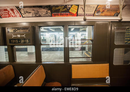 Un BMT di tipo D treno Triplex, in uso da 1927-1965, viaggia dal NY Museo di transito su un breve periodo alla stazione Hoyt-Schermerhorn in occasione del centenario del transito Brooklyn-Manhattan Corp. (BMT). Il BMT ha aperto il taglio del tempo di transito di Manhattan a Coney Island a 48 minuti e stimolato lo sviluppo di ciò che è stato poi Brooklyn rurale. La MTA sarà in esecuzione i treni come parte della celebrazione del centenario il 27 giugno e 28 dalla spiaggia di Brighton stazione a Coney Island. (© Richard B. Levine) Foto Stock