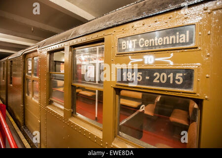 Un BMT di tipo D treno Triplex, in uso da 1927-1965, viaggia dal NY Museo di transito su un breve periodo alla stazione Hoyt-Schermerhorn in occasione del centenario del transito Brooklyn-Manhattan Corp. (BMT). Il BMT ha aperto il taglio del tempo di transito di Manhattan a Coney Island a 48 minuti e stimolato lo sviluppo di ciò che è stato poi Brooklyn rurale. La MTA sarà in esecuzione i treni come parte della celebrazione del centenario il 27 giugno e 28 dalla spiaggia di Brighton stazione a Coney Island. (© Richard B. Levine) Foto Stock