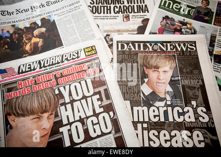 New York quotidiani Venerdì 19 Giugno, 2015 Relazione su il martedì di riprese presumibilmente da tempesta Dylann Tetto di nove persone in Emanuel metodista africana Chiesa Episcopale in Charleston, Sc. Nove afro-americano di parrocchiani sono stati uccisi in uno studio biblico di classe. (© Richard B. Levine) Foto Stock