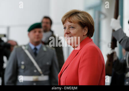 Berlino, Germania. Il 24 giugno 2015. changellor tedesca Angela Merkel si compiace che il Regno Unito il primer Ministro David Cameron per un colloquio presso la cancelleria federale della Repubblica federale di Germania il 24 giugno 2015. / Immagine: Cancelliere Angela Merkel credito: reynaldo chaib paganelli/alamy live news Foto Stock