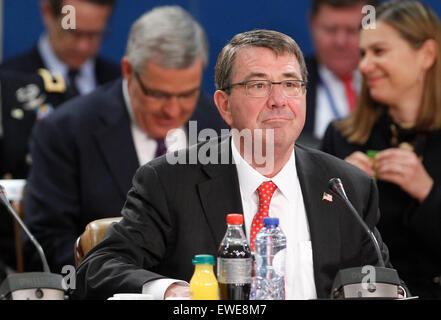 (150624) -- Bruxelles, Giugno. 24, 2015 (Xinhua) -- il Segretario alla difesa degli Stati Uniti Ashton Carter partecipa alla riunione dei ministri della difesa della NATO presso la sede dell'Alleanza a Bruxelles, la capitale del Belgio, in giugno. 24, 2015. (Xinhua/Zhou Lei) Foto Stock